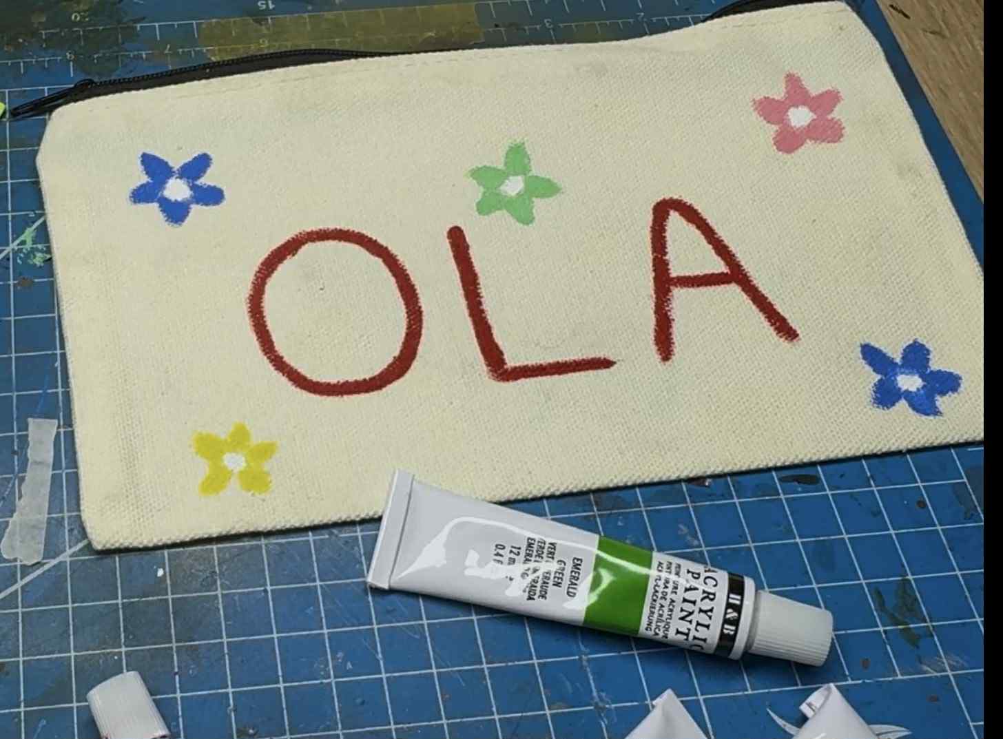 Piórnik z napisem OLA