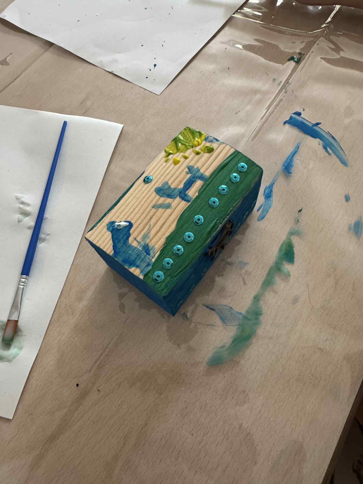 Pudełko z niebieskimi guzikami