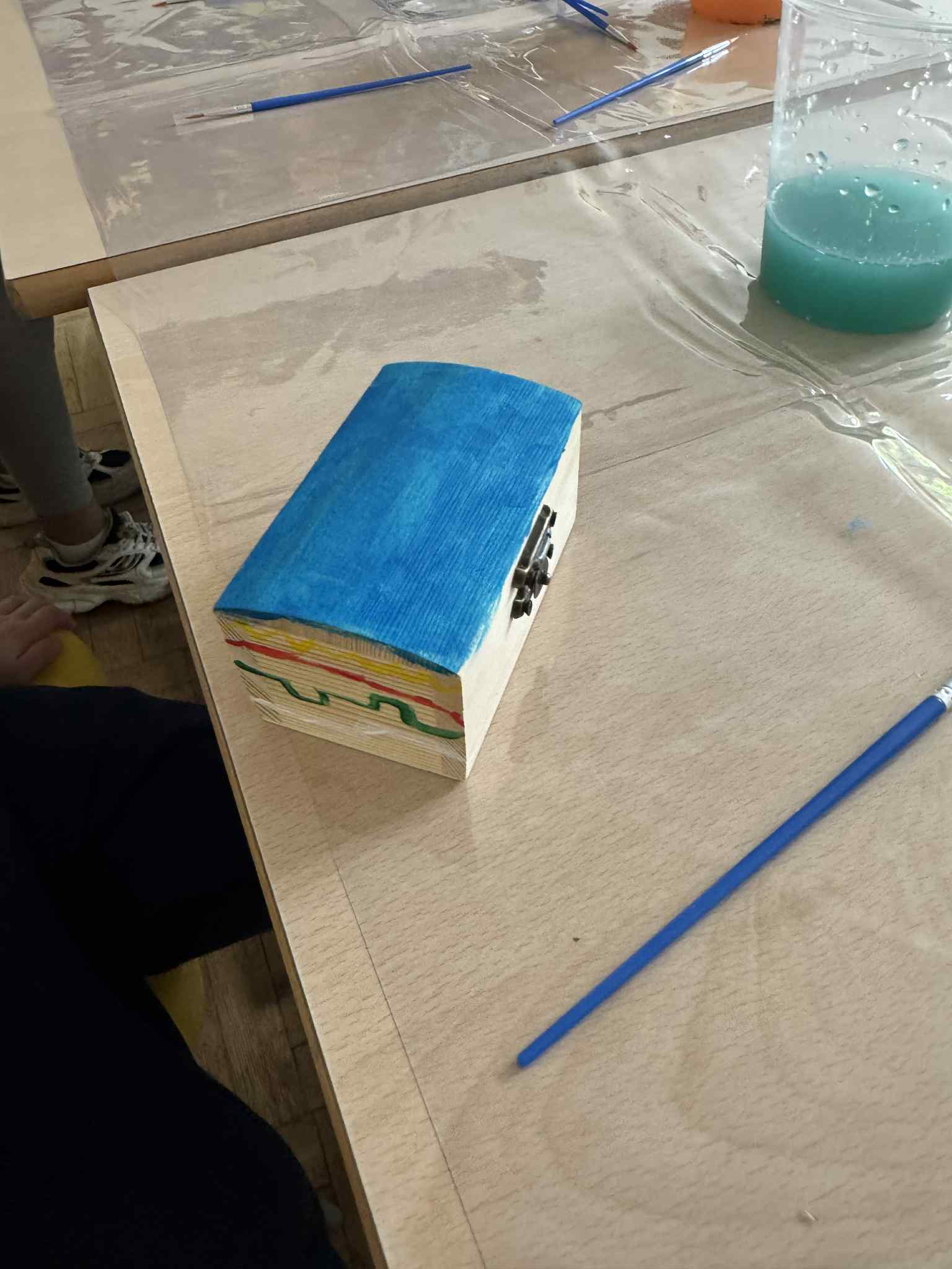 Niebieskie pudełko z paskami