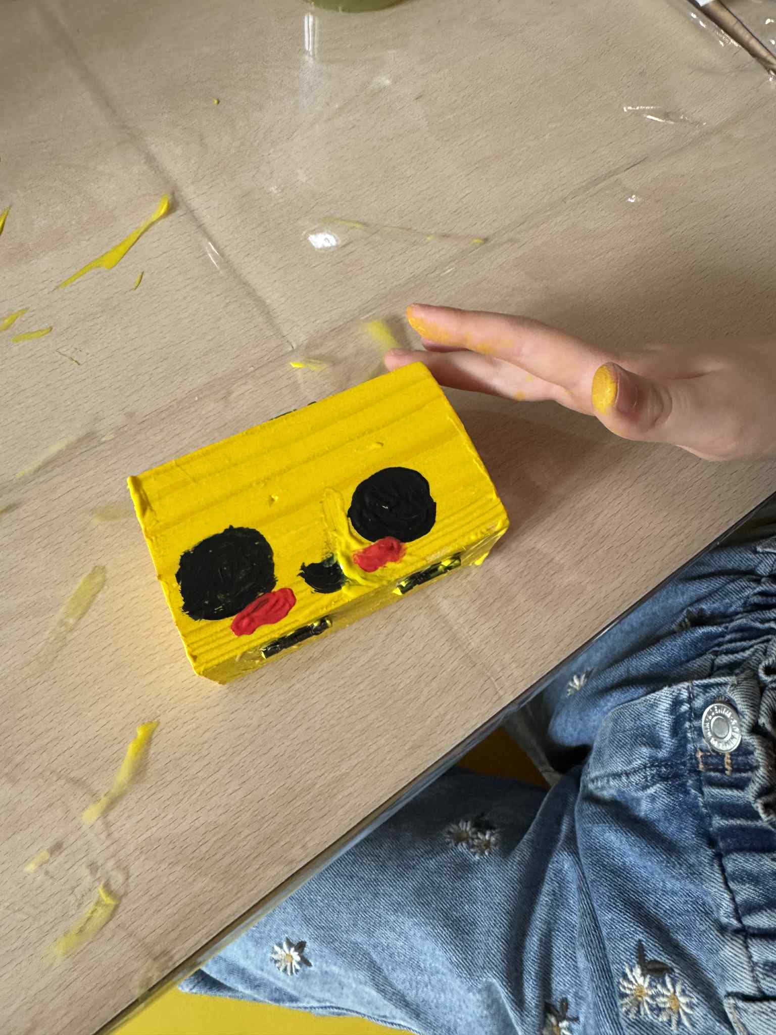 Pomalowany klocek z buźką