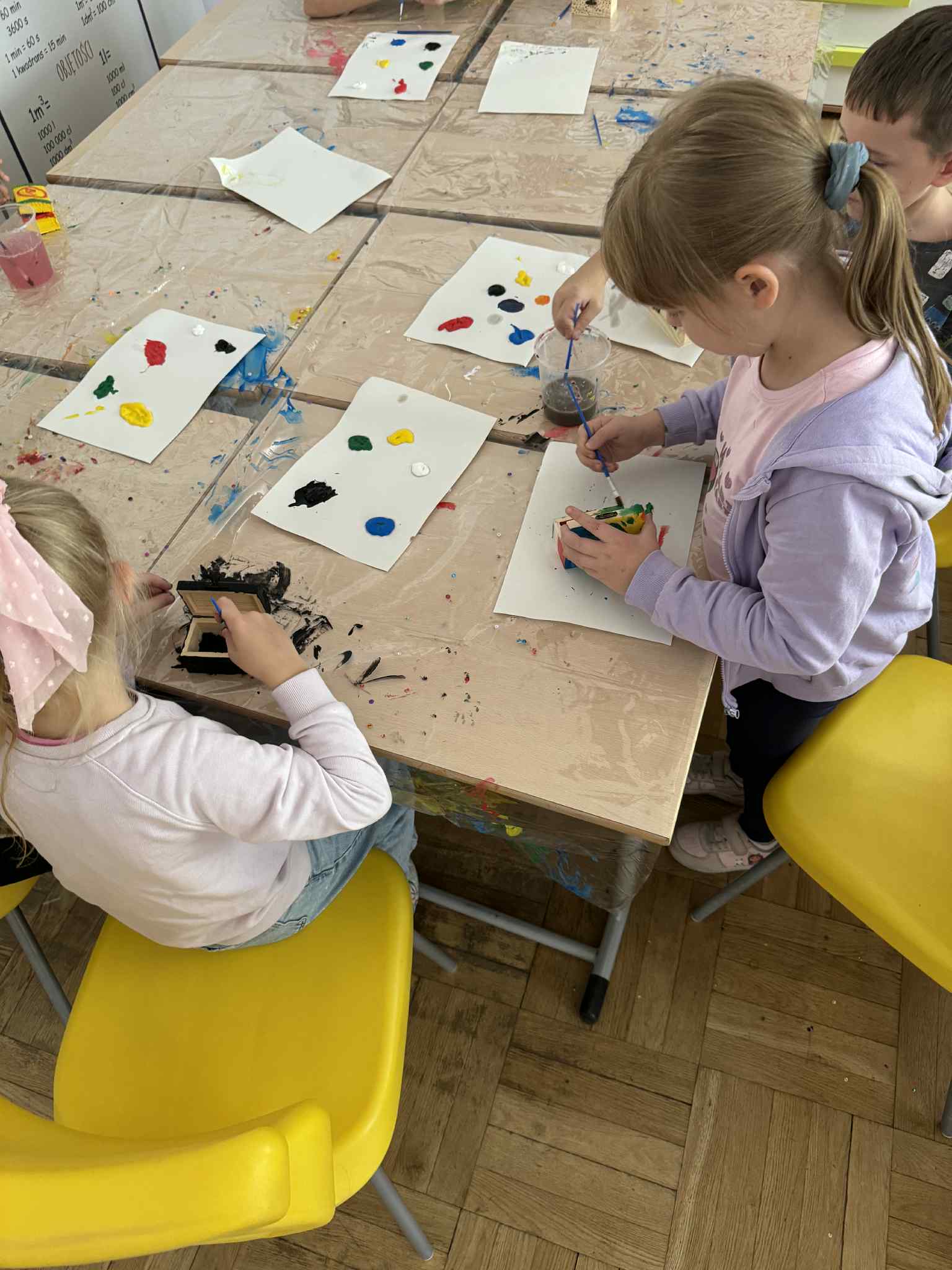 Dzieci malują klocki