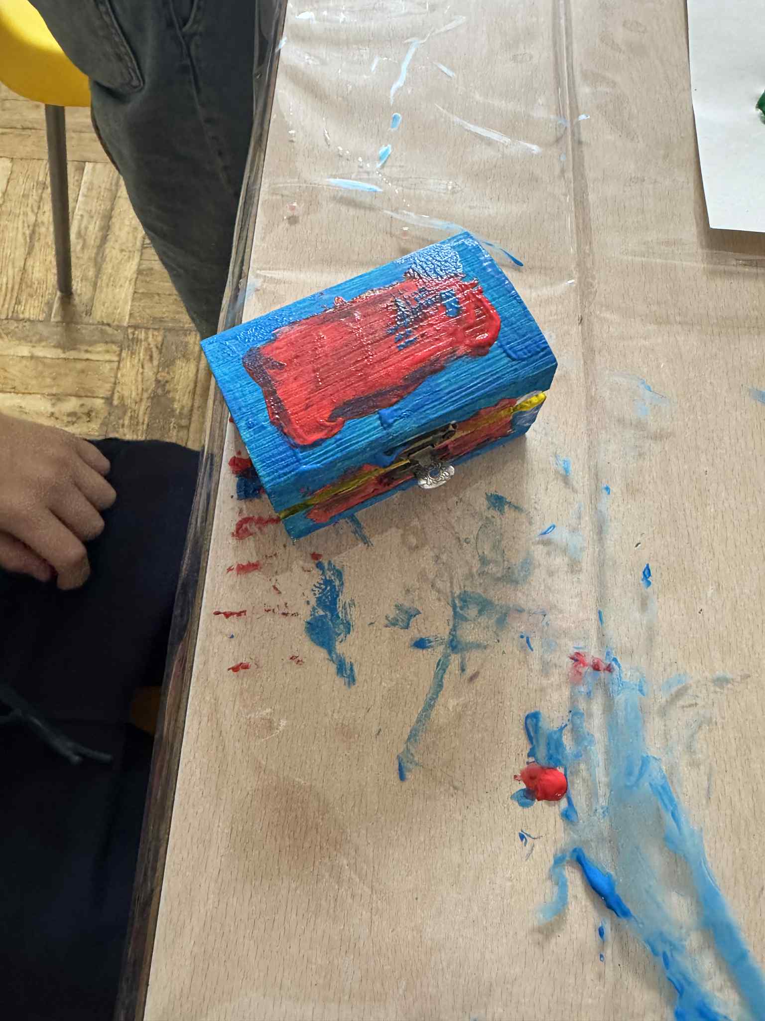 Pudełko malowane na niebiesko i czerwono